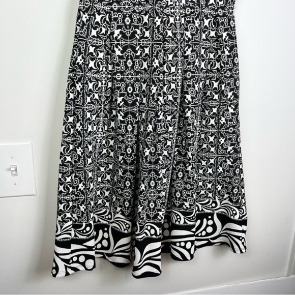 Lularoe Amelia Dress Womens size XS Flare Stretch Gorgeous White Black Pattern - Picture 4 of 9